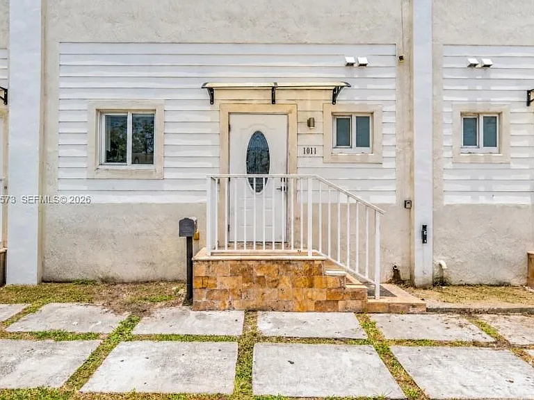 1011 SW 7th St #2 — Photo 1