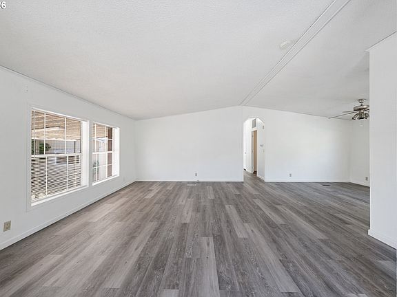 5th image of 124 NW Trust St