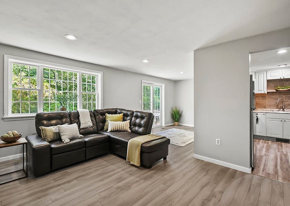 1st image of 33 Kennedy Dr #33
