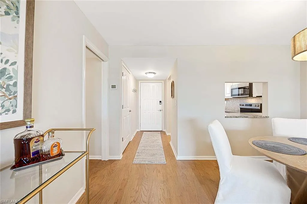 2 bed, 2.0 bath, 1015 sqft, $5,500 — Photo 2