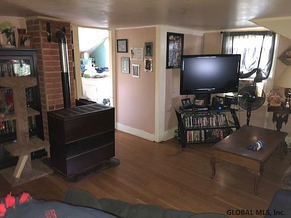 3rd image of 7 Pond St