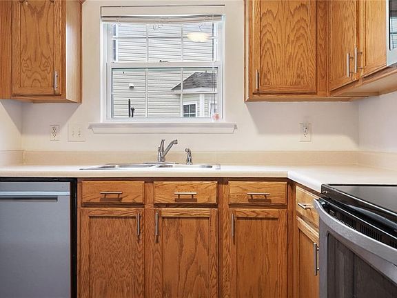 5th image of 440 Red Coat Ln