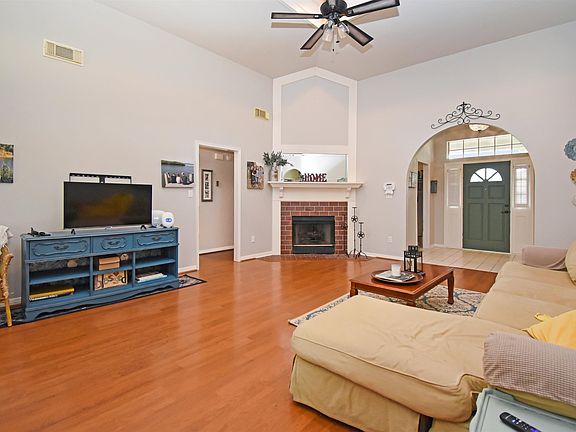 4th image of 3675 Augusta Dr