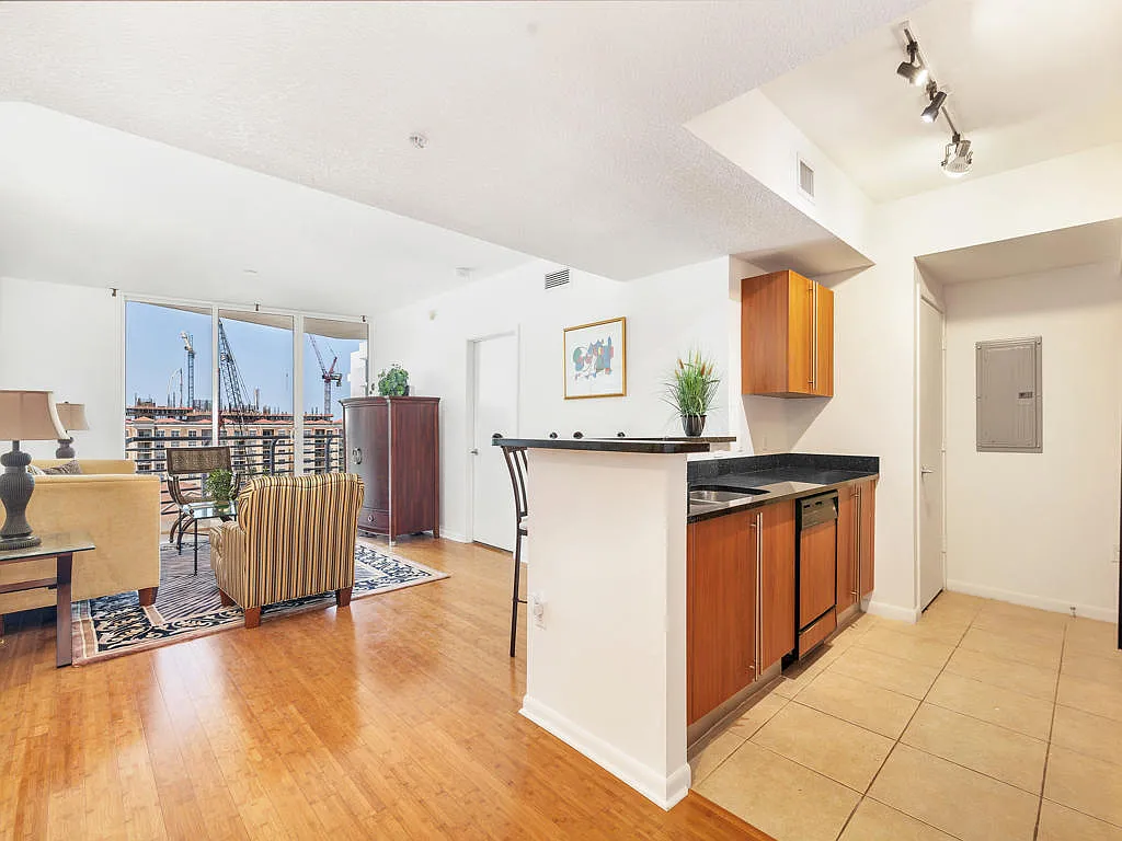 2 bed, 2.0 bath, 1175 sqft, $3,500 — Photo 3