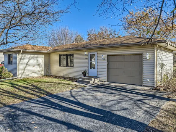 1400 Carriage Hills Dr S, Cambridge, MN 55008