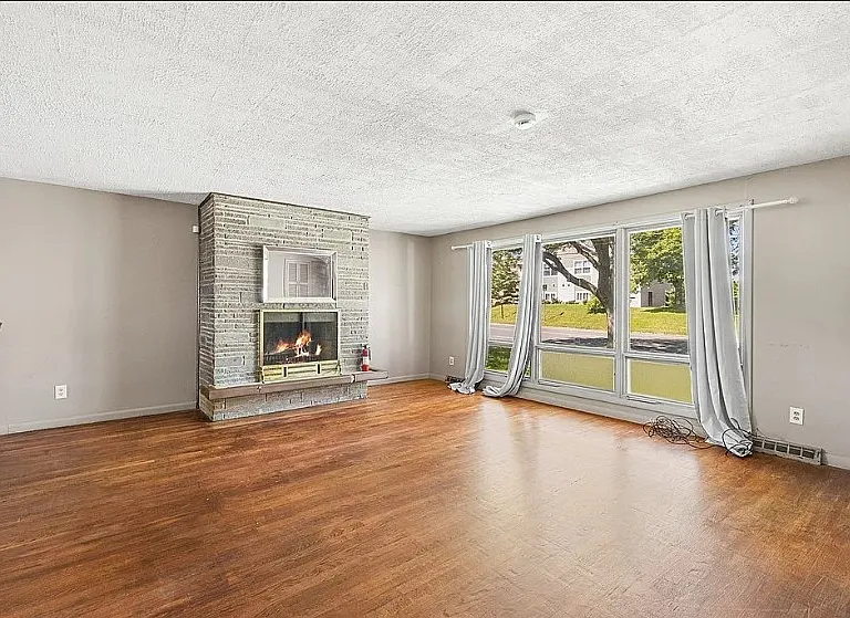 1138 N Glencove Rd — Photo 4