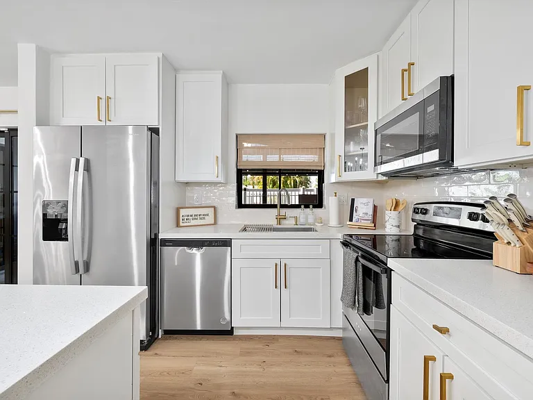 4208 Monroe St — Photo 24
