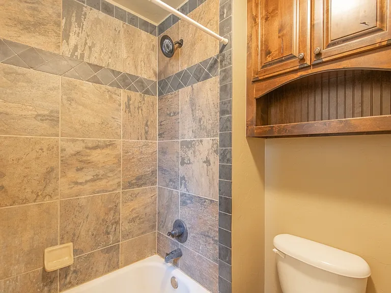 701 Lindsey Ln — Photo 6