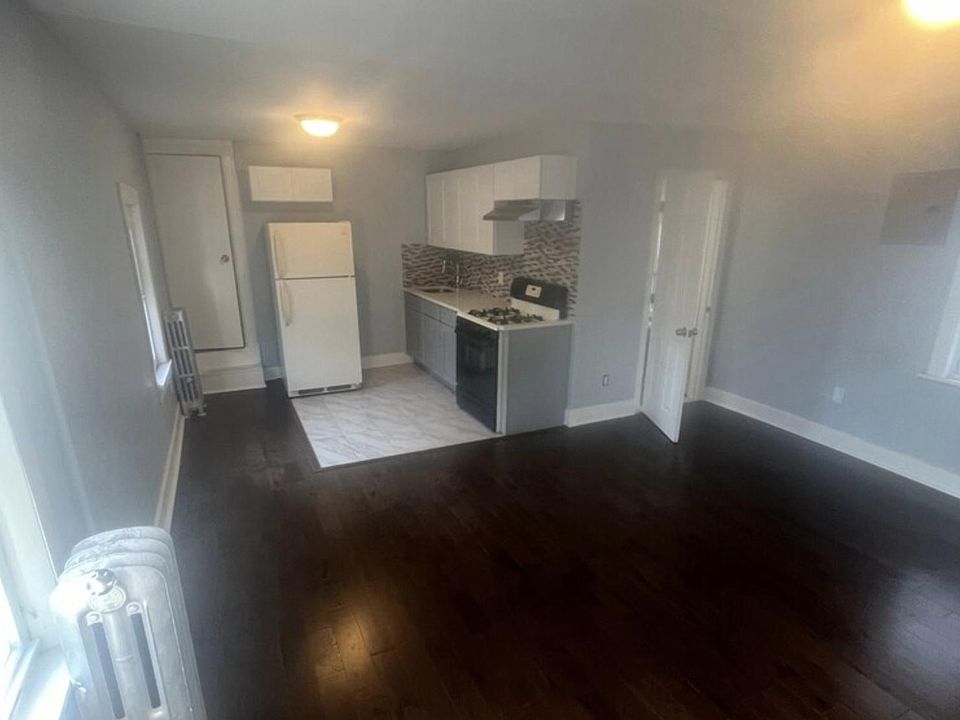 1st image of 150 N Clinton St #2