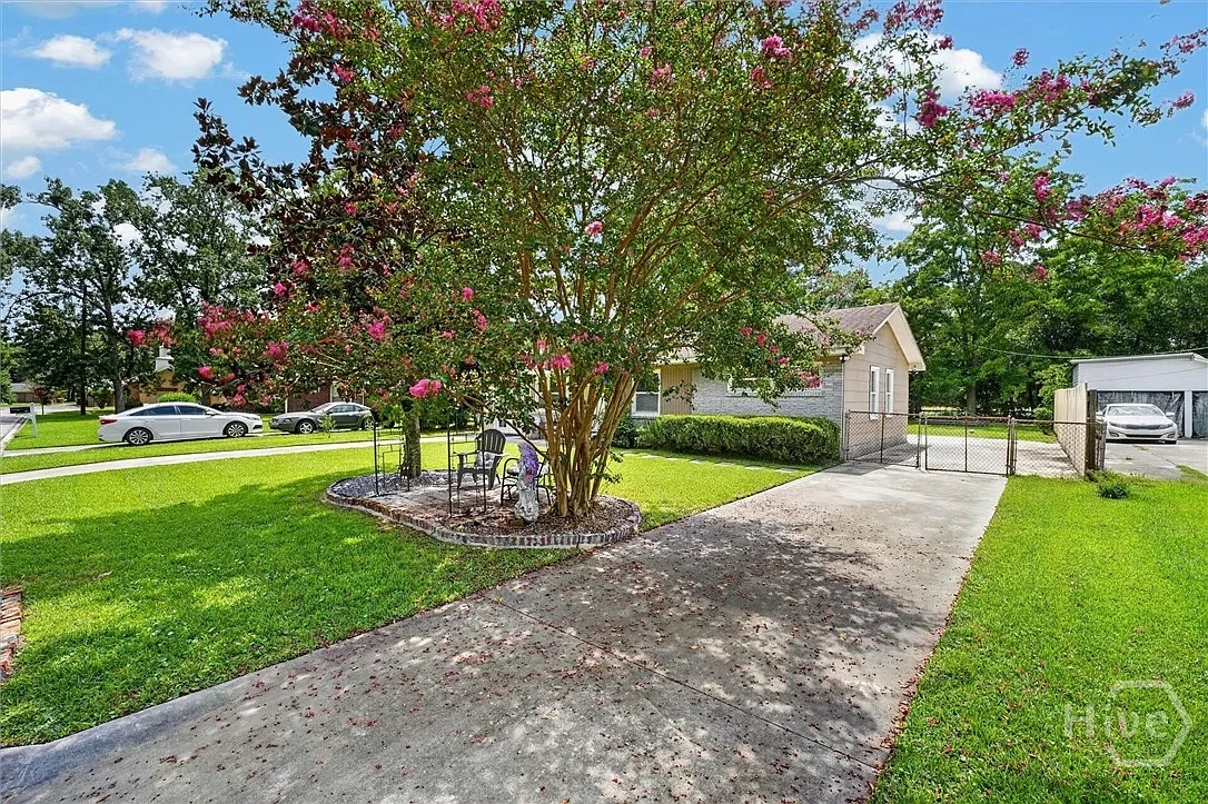 3 bed, 1.0 bath, 988 sqft, $1,650 — Photo 3