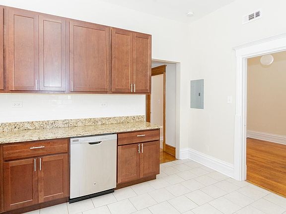 2nd image of 3525 N Wilton Ave #K3r