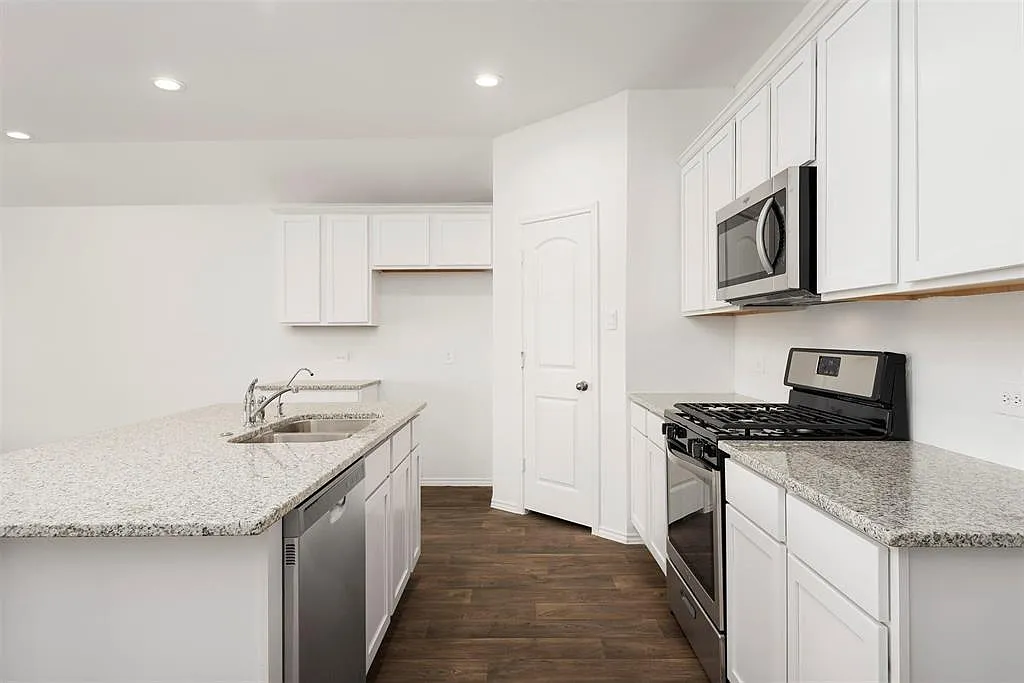 4 bed, 2.0 bath, 1796 sqft, $1,990 — Photo 4