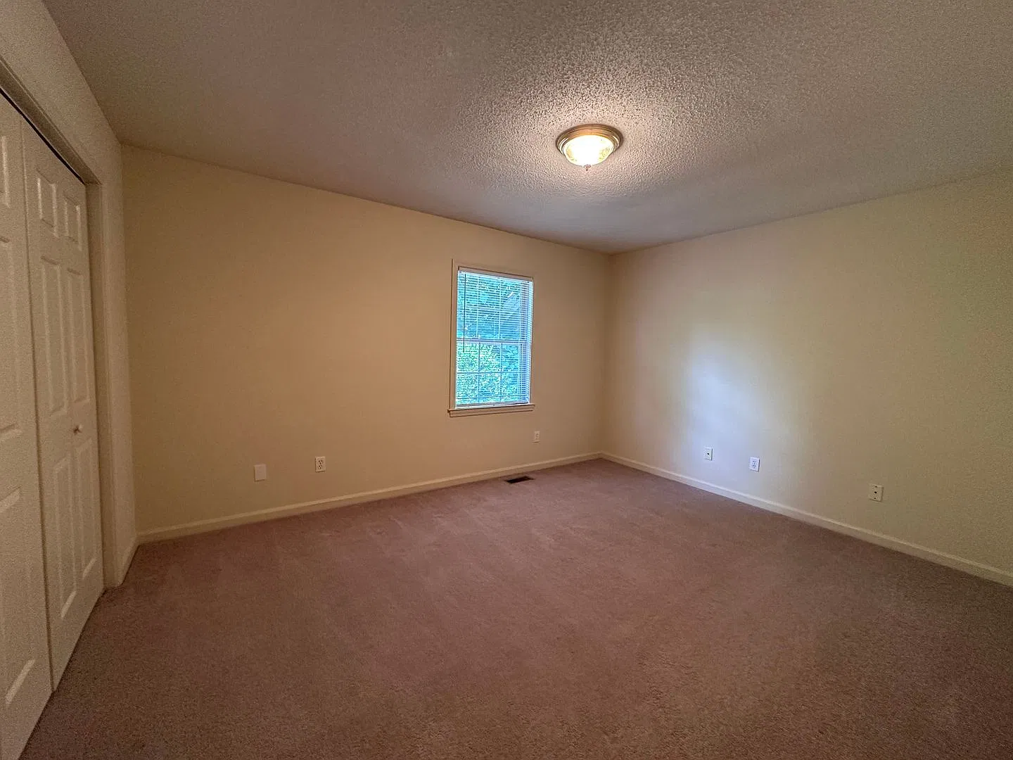 Secluded NW Hickory Townhome with Included Utilities — Photo 3