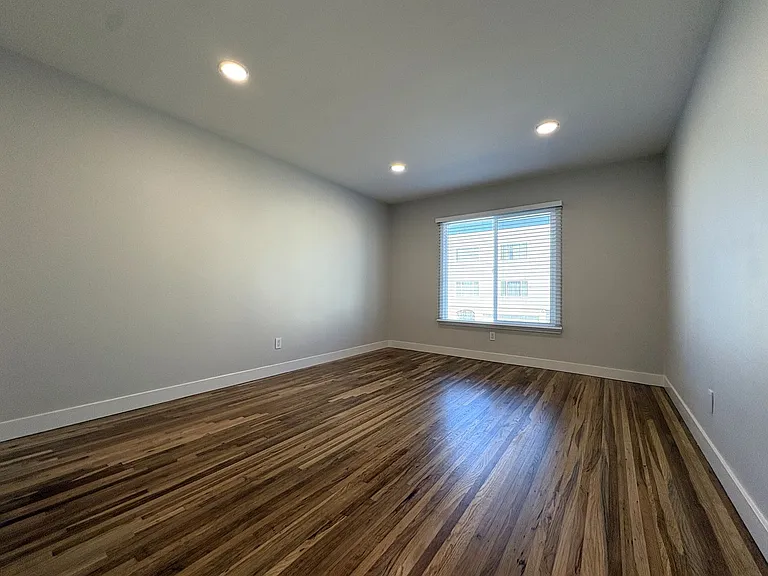 1327-1329 Judah Street — Photo 15