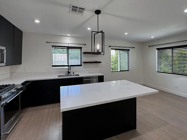 1208 N Alexandria Ave — Photo 5