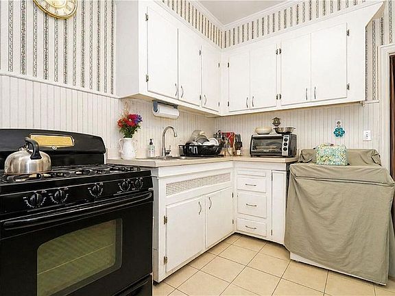 4th image of 2544 Hubbard St