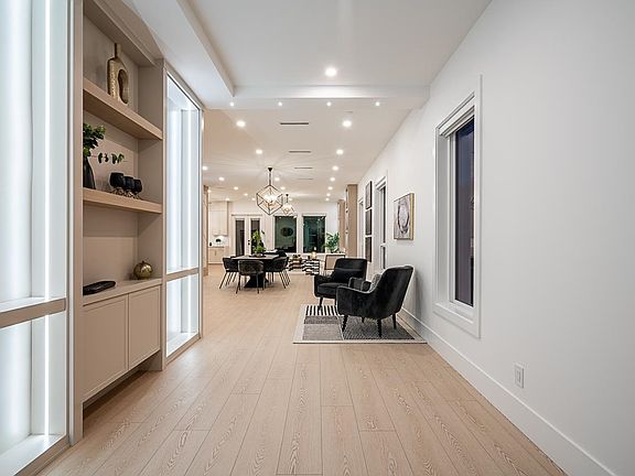 3rd image of 15569 Oxenham Ave