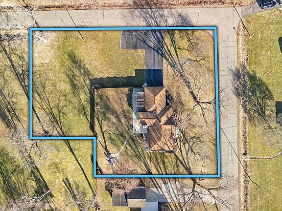 4th image of 1014 Crestwood Ln