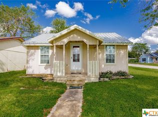 302 W Jeter St, Refugio, TX 78377