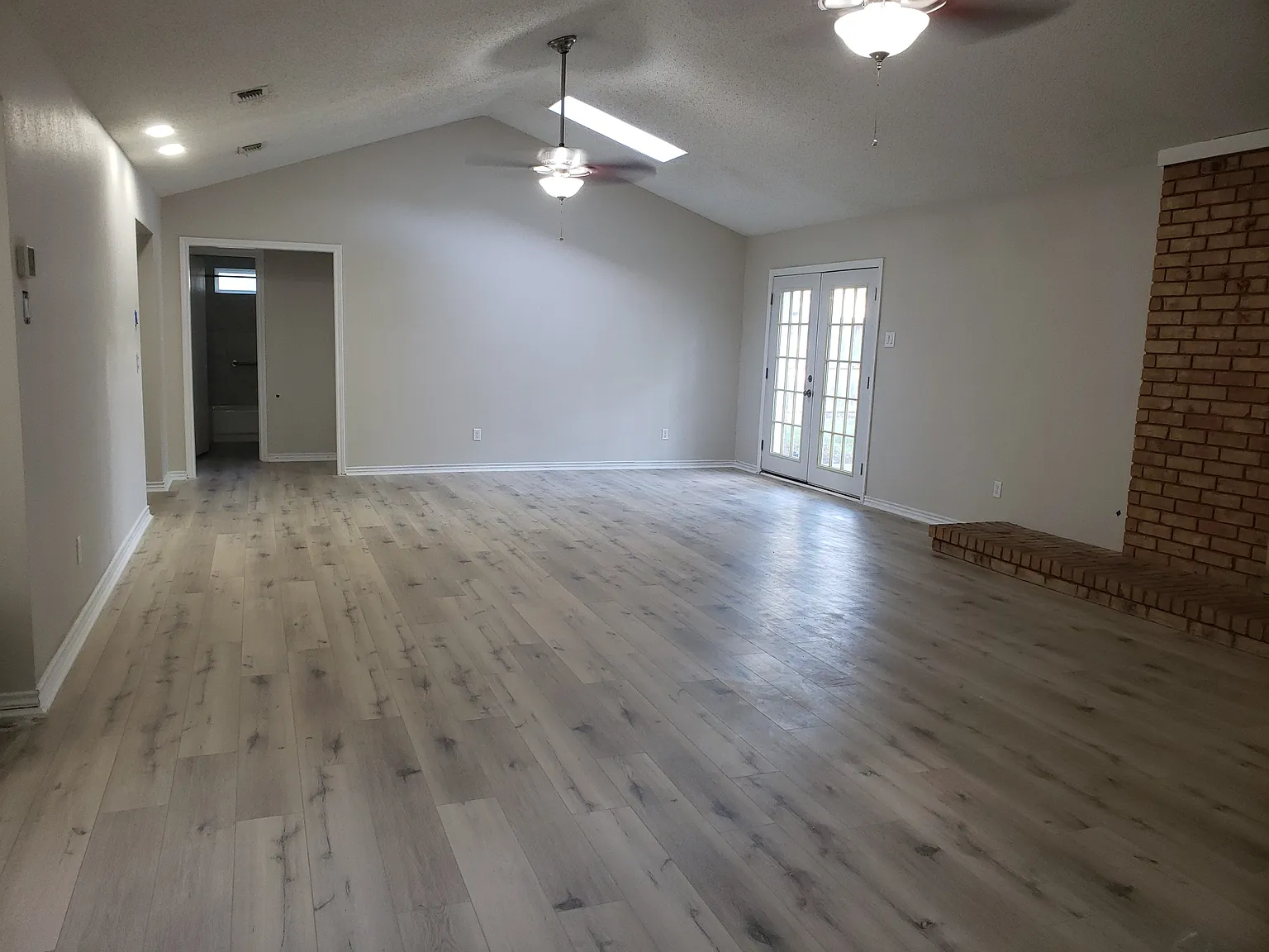 2697 Poplar Dr — Photo 2