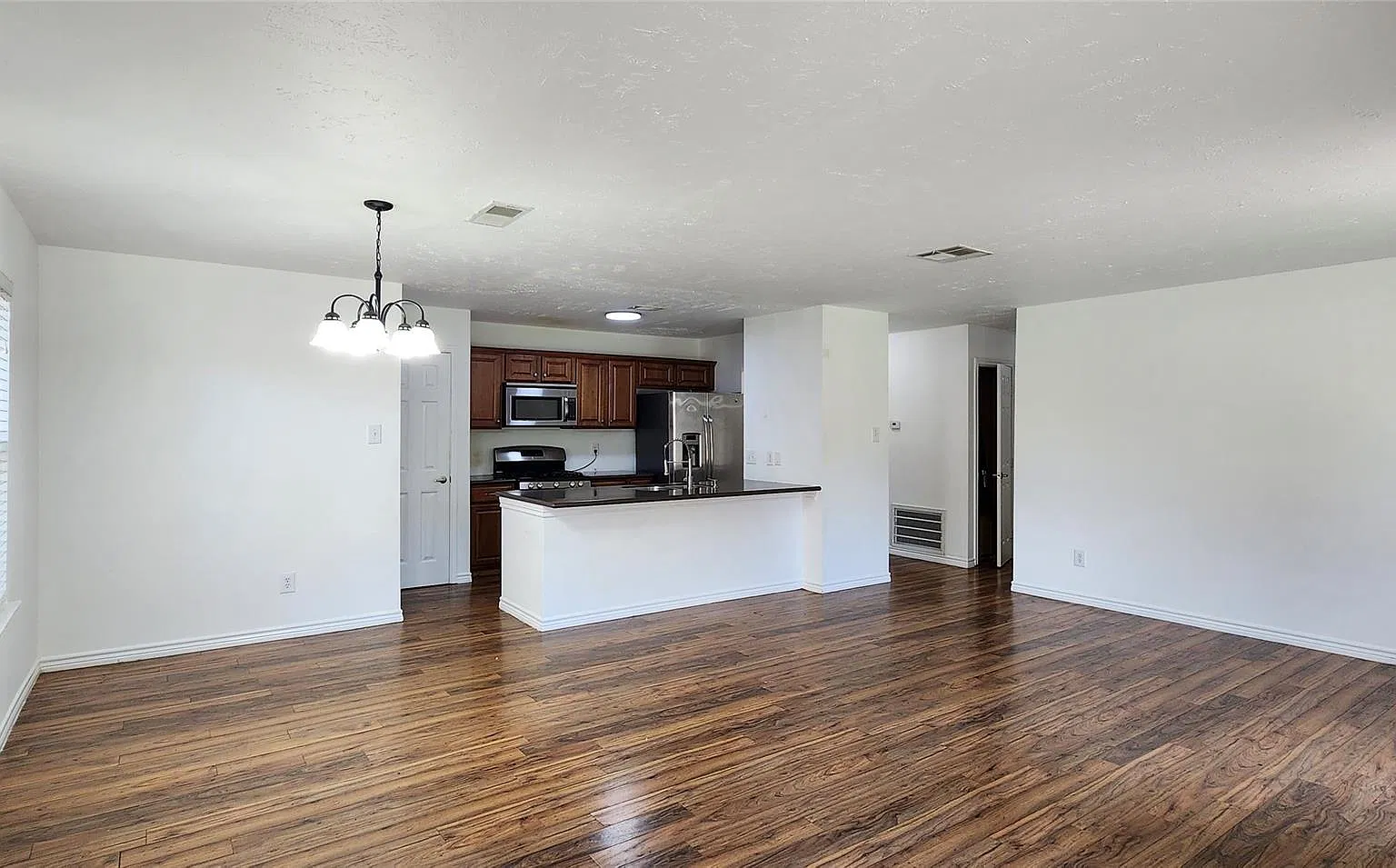 3 bed, 2.0 bath, 1294 sqft, $1,800 — Photo 4