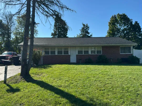 32 Sturgis Rd, Kendall Park, NJ 08824