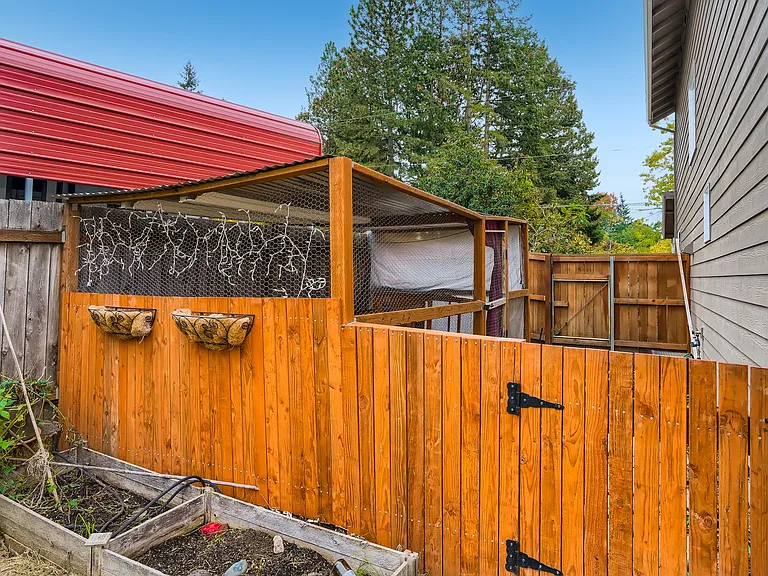 945 NW Joy Ave — Photo 28