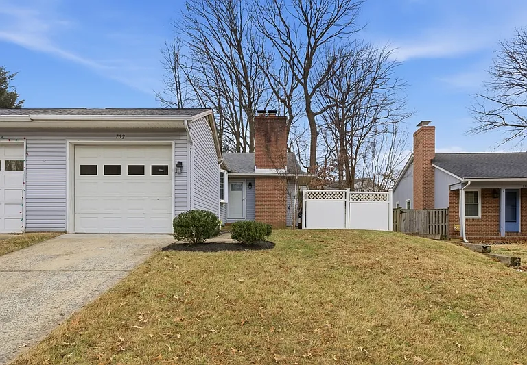 752 Ticonderoga Ave — Photo 1