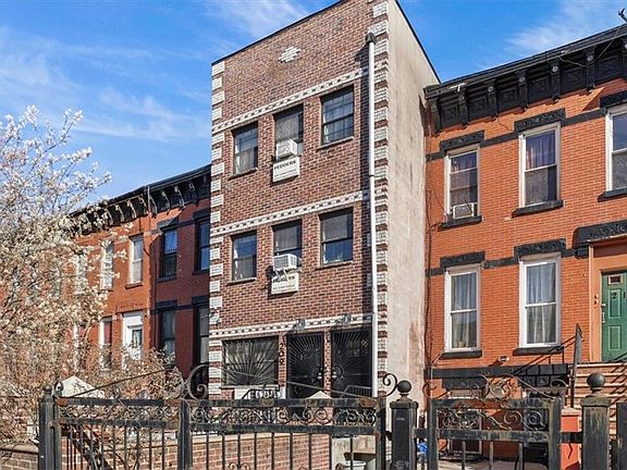 2nd image of 209 Lexington Ave