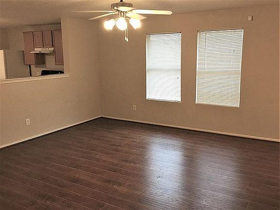 4th image of 929 Honey Locust Ln #11