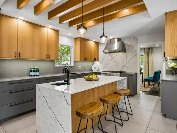 1902 Chimney Rock Rd, Houston, TX 77056