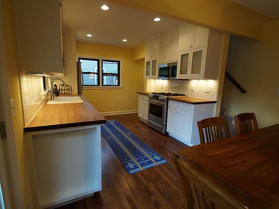 2nd image of 3125 Buchanan St NE