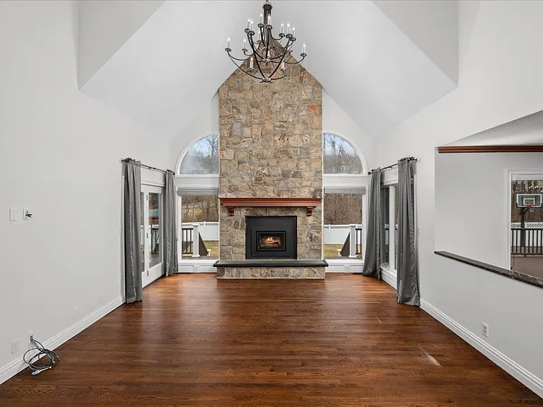 745 Iris Ct — Photo 4