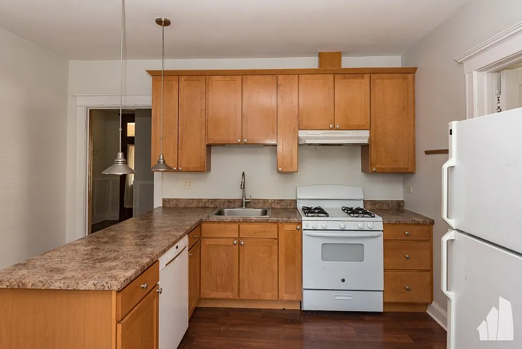 Modern 2BR in Prime Lakeview | In-Unit W/D & Near Brown Line — Photo 4