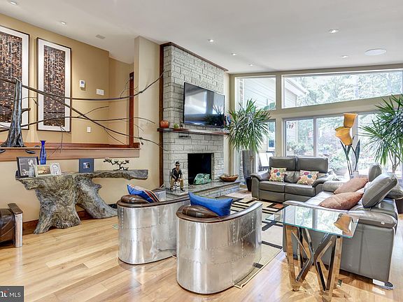 3rd image of 4512 Dolphin Ln