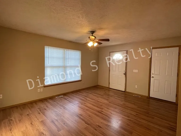 2313 N Rogers Ave — Photo 6
