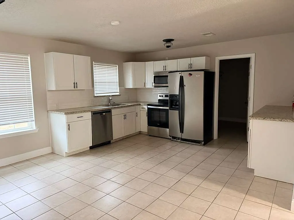 4 bed, 1560 sqft, $2,100 — Photo 2