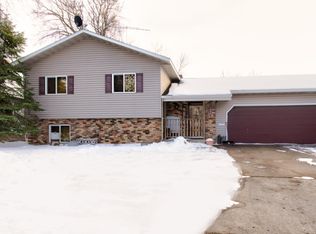 1406 10th St E, Glencoe, MN 55336