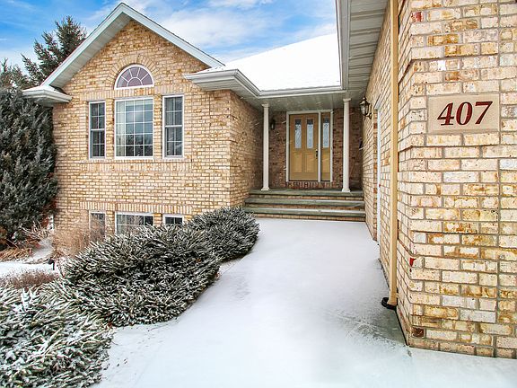 2nd image of 407 N Pine Grove Ln