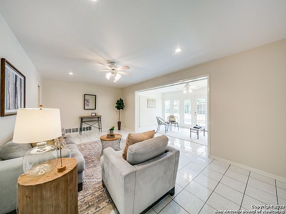 4th image of 126 Laramie Dr