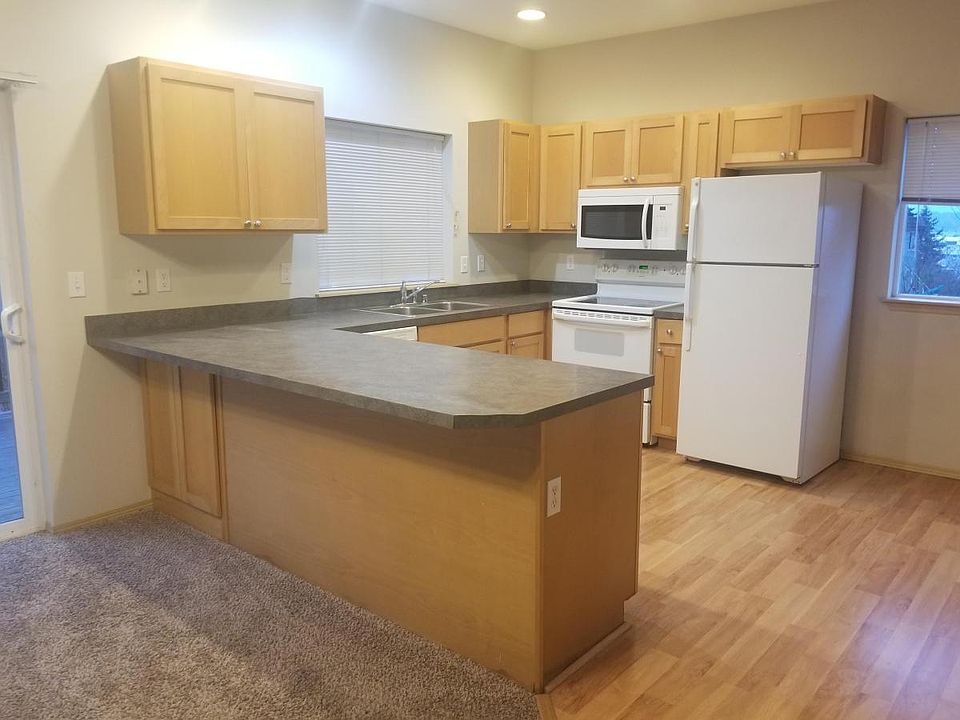 2nd image of 818 Merrill Pl W