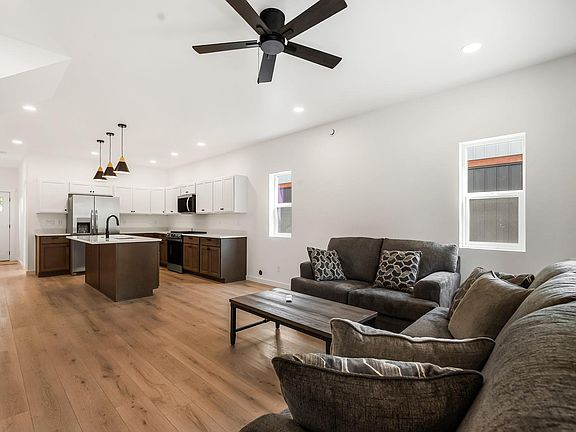 4th image of 148 Carnelian Ave