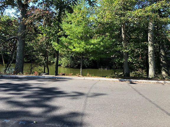 Lake views, great sunsets and wildlife activity with a sweeping lake view.