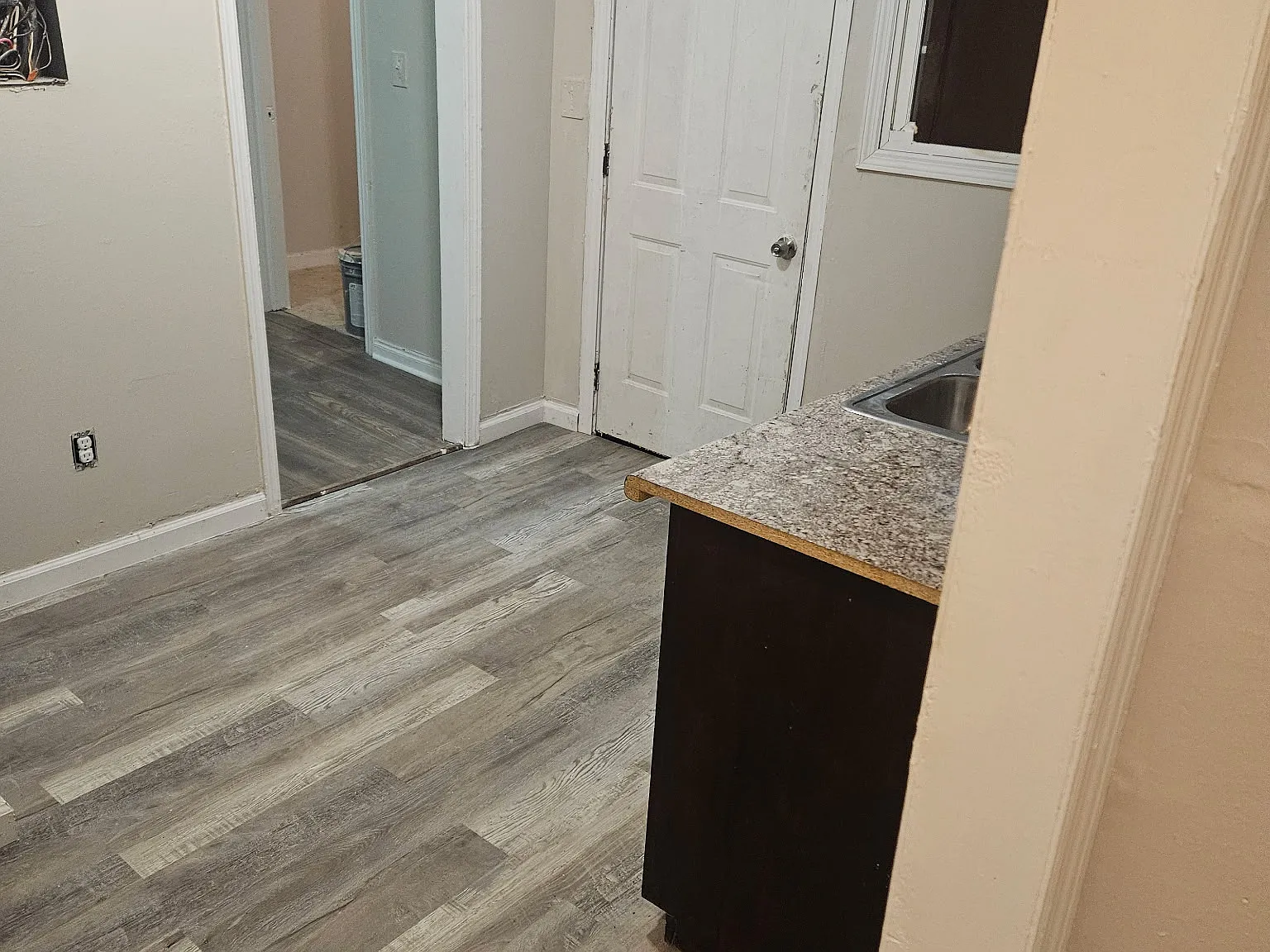 2 bed, 896 sqft, $900 — Photo 2