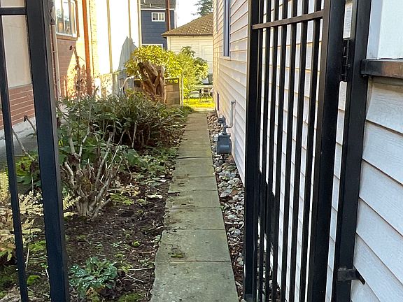 Side gate to the back entrance