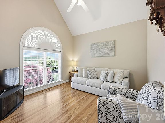 5th image of 145 Blue Grass Cir