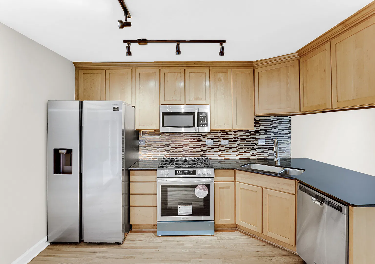 3 bed, 3.5 bath, 1785 sqft, $3,800 — Photo 3