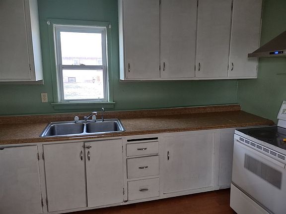 3rd image of 711 Avenue F
