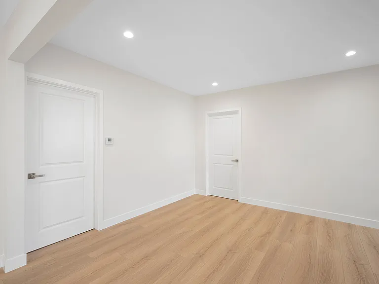 2519 Manhattan Ave — Photo 8