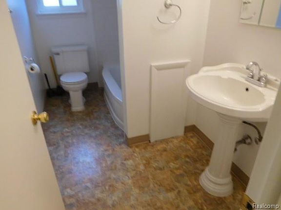 4th image of 28327 Alden St